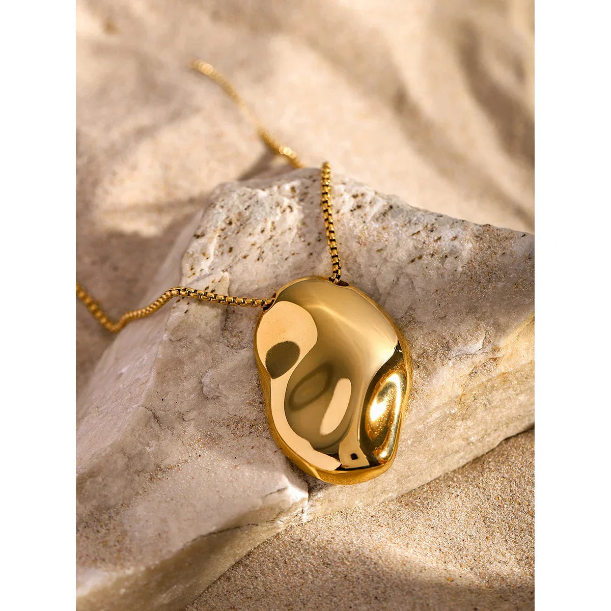 Hammered Concave Pendant Necklace – 18k Gold Finish