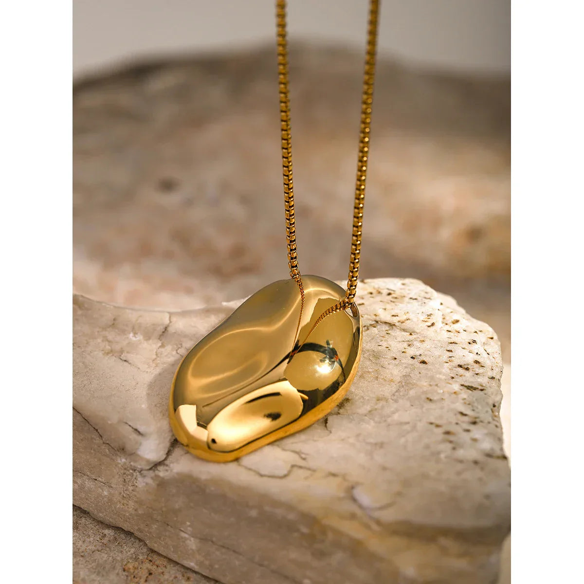 Hammered Concave Pendant Necklace – 18k Gold Finish