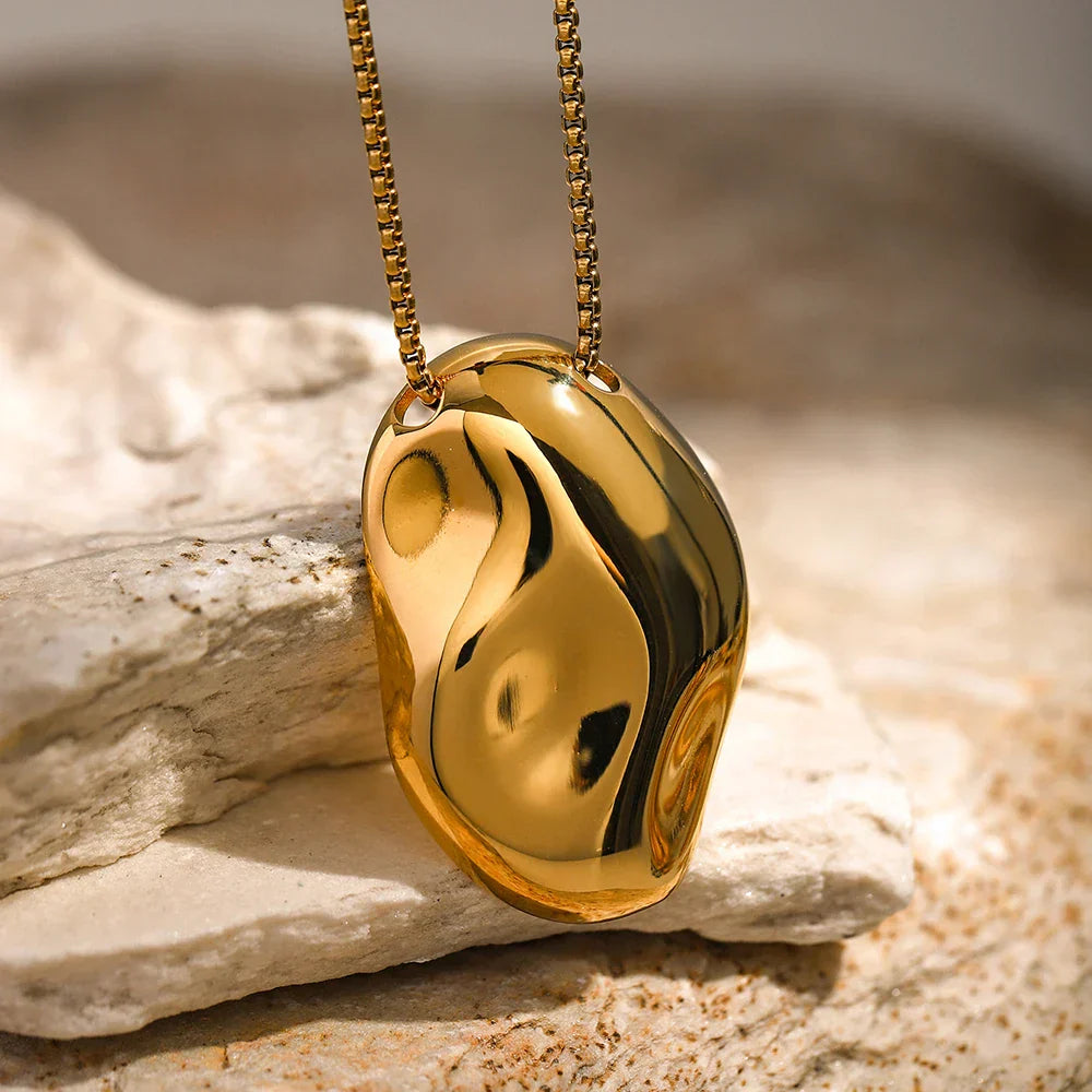 Hammered Concave Pendant Necklace – 18k Gold Finish