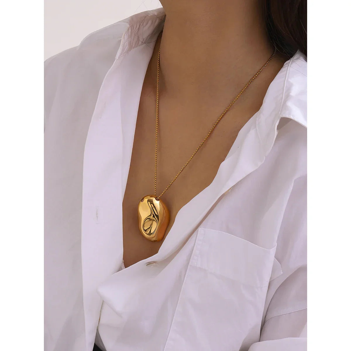 Hammered Concave Pendant Necklace – 18k Gold Finish