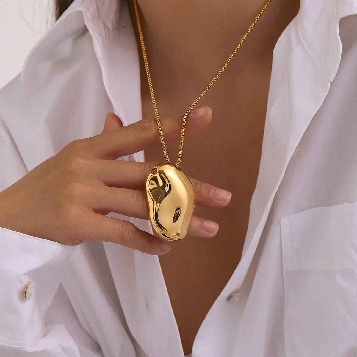 Hammered Concave Pendant Necklace – 18k Gold Finish