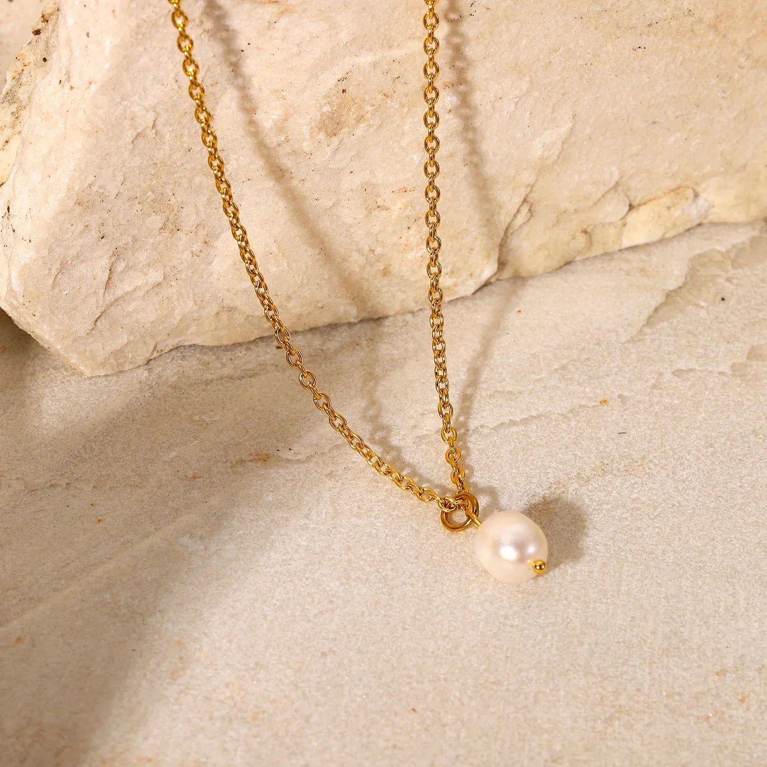 Delicate Chain with Pearl Pendant – 18k Gold Finish