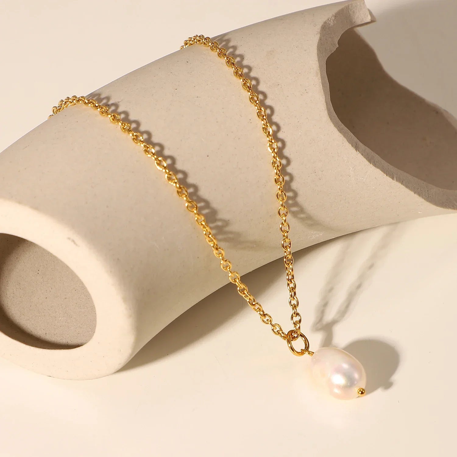 Delicate Chain with Pearl Pendant – 18k Gold Finish