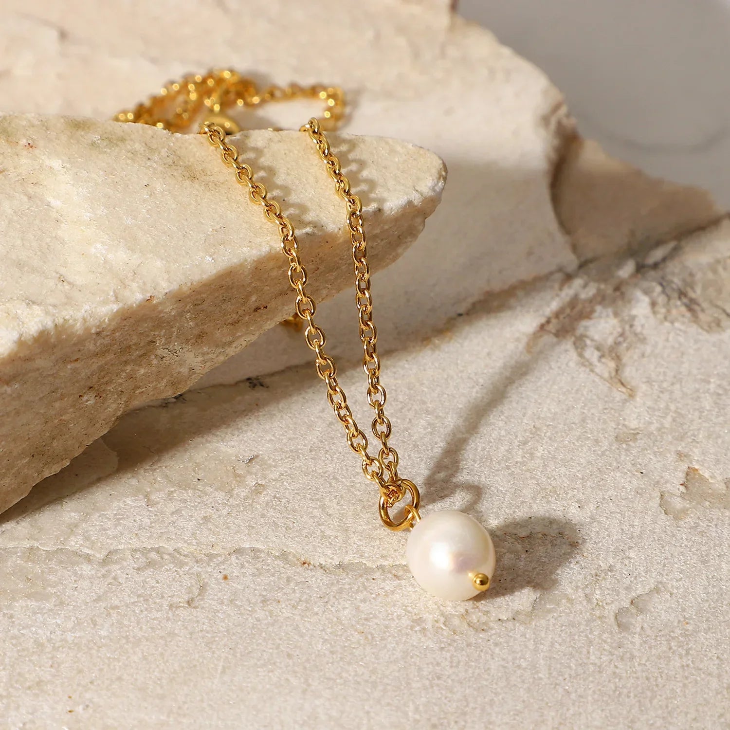 Delicate Chain with Pearl Pendant – 18k Gold Finish