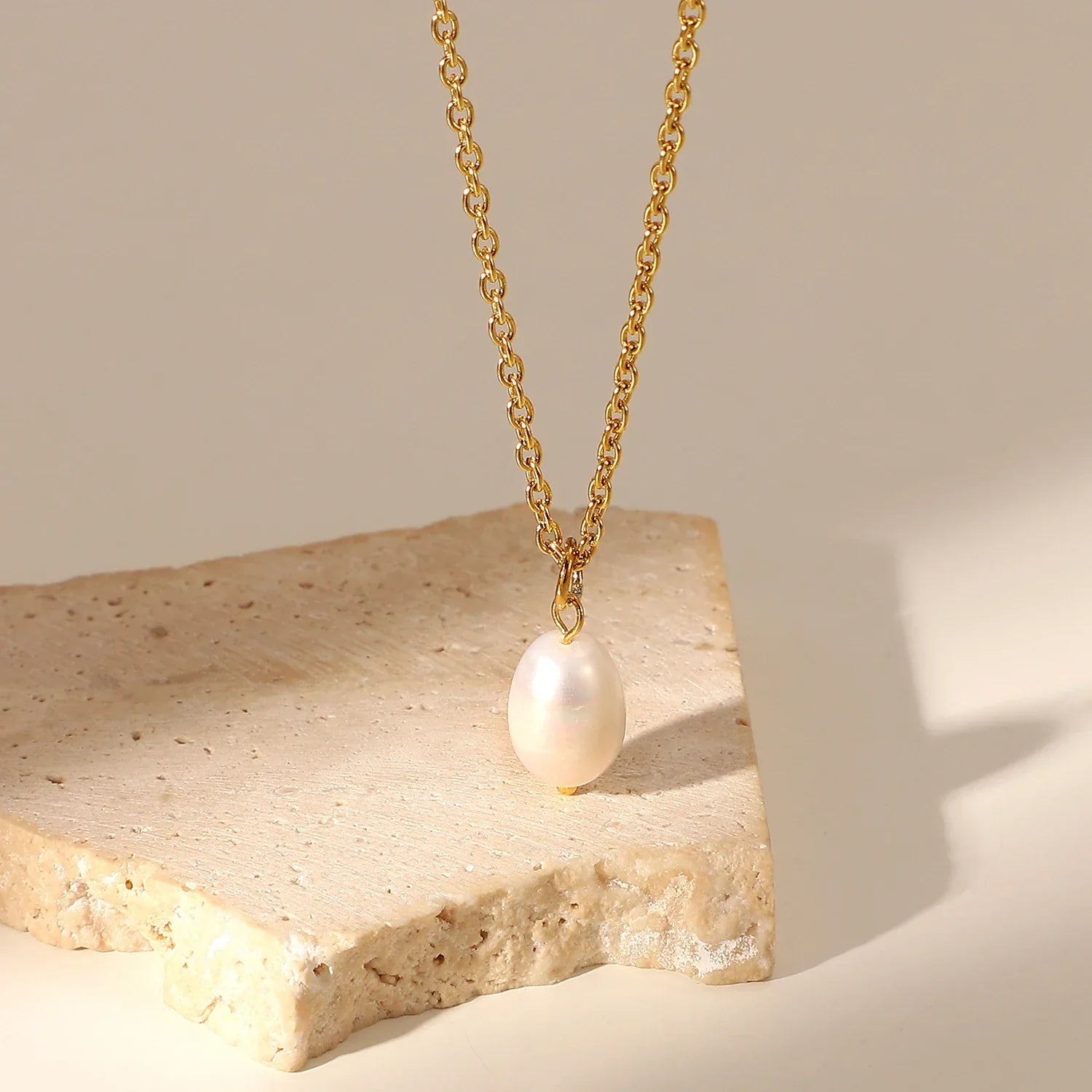 Delicate Chain with Pearl Pendant – 18k Gold Finish
