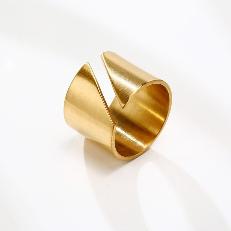 Hips Ring in 18k Gold Finish
