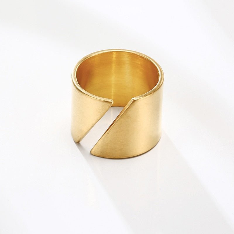Hips Ring in 18k Gold Finish