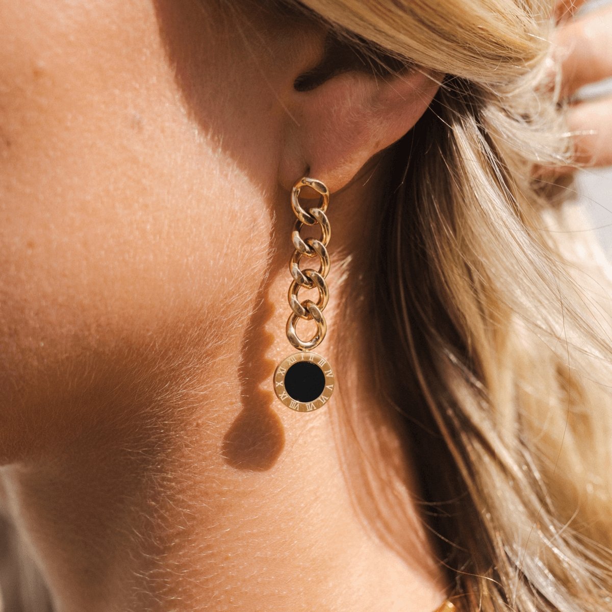 Glamour Flow Onyx Stone Earrings – 18k Gold Finish
