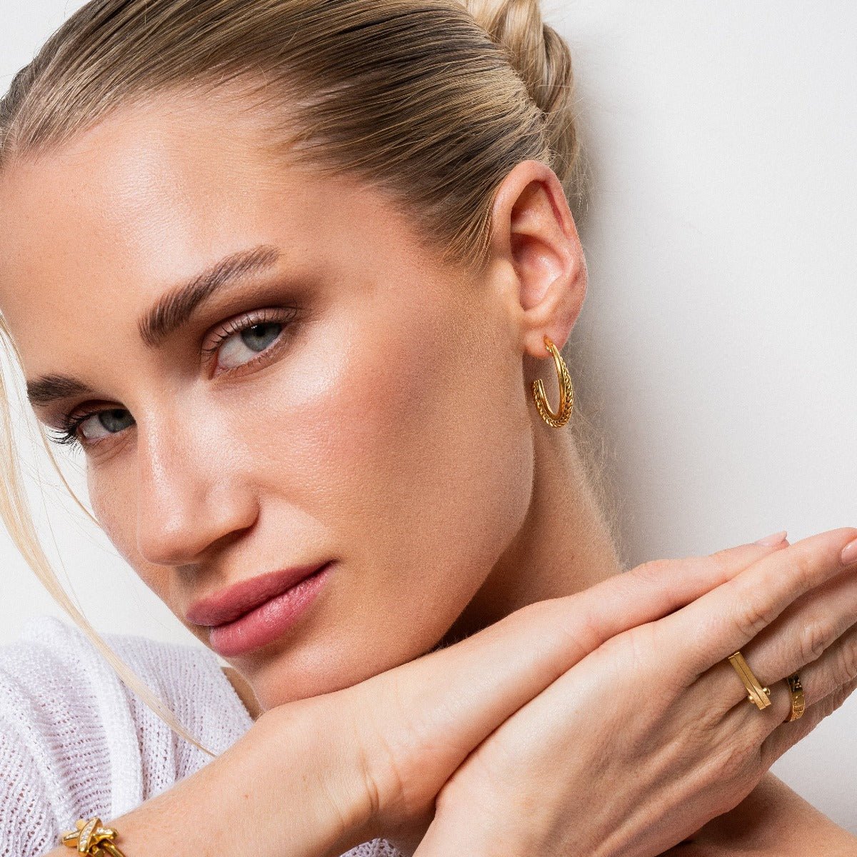 Madson Hoop Earrings – 18k Gold Finish
