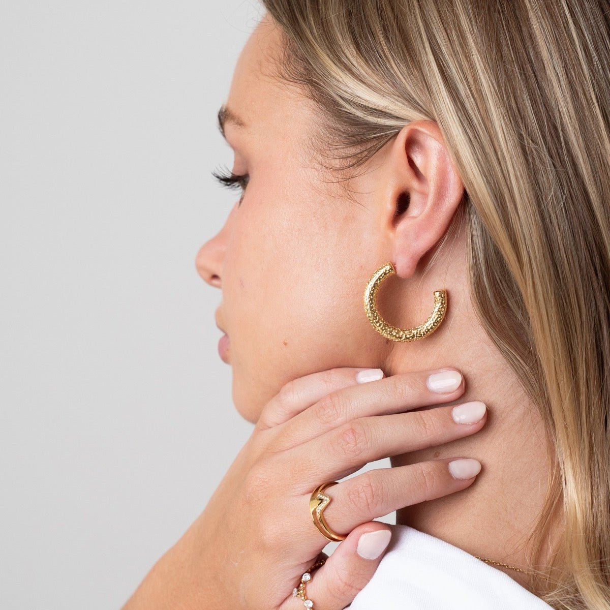 Textured Hoop Earrings – 18k Gold Finish